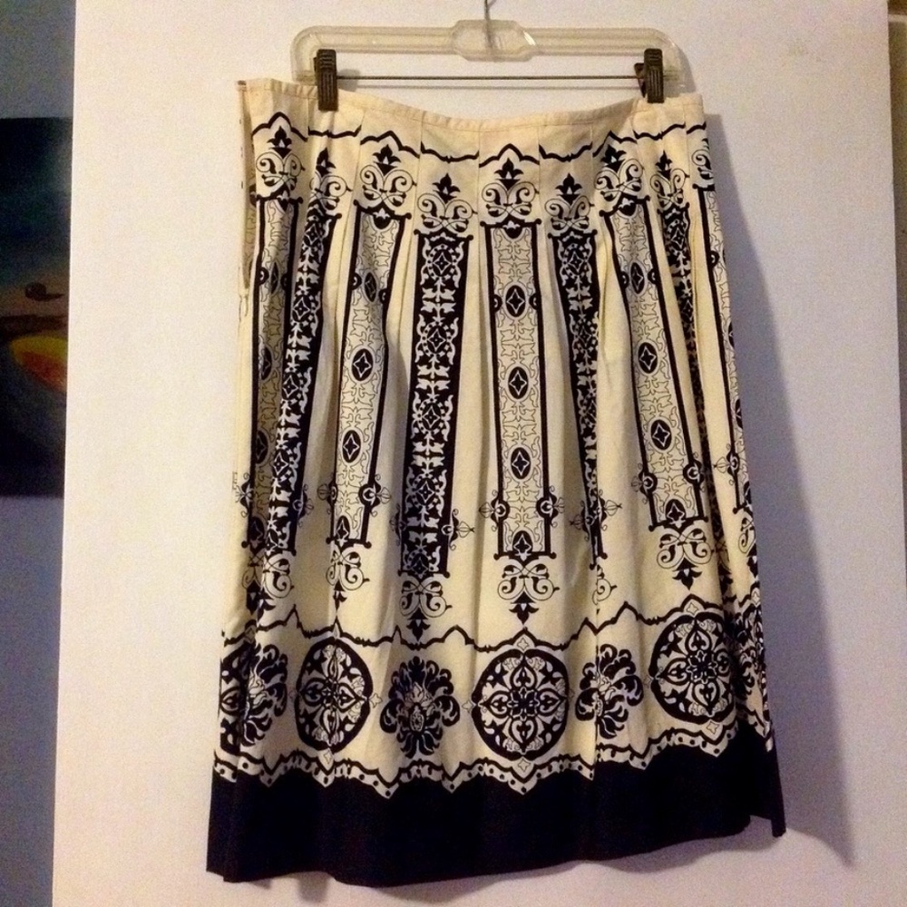 Cream/Black Pattern Pleated Skirt with Sequins, Size 14, Nine & Company